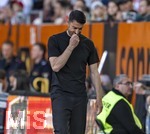 25.04.2026, Fussball 1. Bundesliga 2025/2026, 31.Spieltag, FC Augsburg - Eintracht Frankfurt, in der WWK-Arena Augsburg. Trainer Albert Riera (Eintracht Frankfurt) nachdenklich