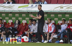 25.04.2026, Fussball 1. Bundesliga 2025/2026, 31.Spieltag, FC Augsburg - Eintracht Frankfurt, in der WWK-Arena Augsburg. Trainer Albert Riera (Eintracht Frankfurt) in Rage