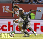 25.04.2026, Fussball 1. Bundesliga 2025/2026, 31.Spieltag, FC Augsburg - Eintracht Frankfurt, in der WWK-Arena Augsburg. v.li: Han-Noah Massengo (FC Augsburg), gegen Arnaud Kalimuendo (Eintracht Frankfurt) 
