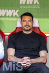 25.04.2026, Fussball 1. Bundesliga 2025/2026, 31.Spieltag, FC Augsburg - Eintracht Frankfurt, in der WWK-Arena Augsburg. Trainer Albert Riera (Eintracht Frankfurt) nachdenklich