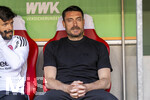 25.04.2026, Fussball 1. Bundesliga 2025/2026, 31.Spieltag, FC Augsburg - Eintracht Frankfurt, in der WWK-Arena Augsburg. Trainer Albert Riera (Eintracht Frankfurt) nachdenklich