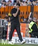 25.04.2026, Fussball 1. Bundesliga 2025/2026, 31.Spieltag, FC Augsburg - Eintracht Frankfurt, in der WWK-Arena Augsburg. Trainer Albert Riera (Eintracht Frankfurt) nachdenklich