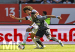 25.04.2026, Fussball 1. Bundesliga 2025/2026, 31.Spieltag, FC Augsburg - Eintracht Frankfurt, in der WWK-Arena Augsburg. v.li: Han-Noah Massengo (FC Augsburg), gegen Arnaud Kalimuendo (Eintracht Frankfurt) 