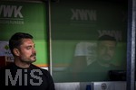 25.04.2026, Fussball 1. Bundesliga 2025/2026, 31.Spieltag, FC Augsburg - Eintracht Frankfurt, in der WWK-Arena Augsburg. Trainer Albert Riera (Eintracht Frankfurt) nachdenklich mit seinem Spiegelbild an der Plexiglasscheibe der Bank.