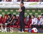 25.04.2026, Fussball 1. Bundesliga 2025/2026, 31.Spieltag, FC Augsburg - Eintracht Frankfurt, in der WWK-Arena Augsburg. Trainer Albert Riera (Eintracht Frankfurt) fassungslos.