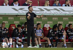 25.04.2026, Fussball 1. Bundesliga 2025/2026, 31.Spieltag, FC Augsburg - Eintracht Frankfurt, in der WWK-Arena Augsburg. Trainer Albert Riera (Eintracht Frankfurt) in Rage