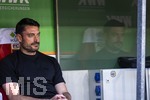 25.04.2026, Fussball 1. Bundesliga 2025/2026, 31.Spieltag, FC Augsburg - Eintracht Frankfurt, in der WWK-Arena Augsburg. Trainer Albert Riera (Eintracht Frankfurt) nachdenklich mit seinem Spiegelbild an der Plexiglasscheibe der Bank.