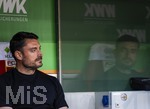 25.04.2026, Fussball 1. Bundesliga 2025/2026, 31.Spieltag, FC Augsburg - Eintracht Frankfurt, in der WWK-Arena Augsburg. Trainer Albert Riera (Eintracht Frankfurt) nachdenklich mit seinem Spiegelbild an der Plexiglasscheibe der Bank.