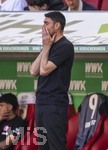 25.04.2026, Fussball 1. Bundesliga 2025/2026, 31.Spieltag, FC Augsburg - Eintracht Frankfurt, in der WWK-Arena Augsburg. Trainer Albert Riera (Eintracht Frankfurt) fassungslos.