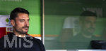 25.04.2026, Fussball 1. Bundesliga 2025/2026, 31.Spieltag, FC Augsburg - Eintracht Frankfurt, in der WWK-Arena Augsburg. Trainer Albert Riera (Eintracht Frankfurt) nachdenklich mit seinem Spiegelbild an der Plexiglasscheibe der Bank.