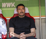 25.04.2026, Fussball 1. Bundesliga 2025/2026, 31.Spieltag, FC Augsburg - Eintracht Frankfurt, in der WWK-Arena Augsburg. Trainer Albert Riera (Eintracht Frankfurt) nachdenklich
