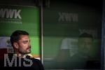 25.04.2026, Fussball 1. Bundesliga 2025/2026, 31.Spieltag, FC Augsburg - Eintracht Frankfurt, in der WWK-Arena Augsburg. Trainer Albert Riera (Eintracht Frankfurt) nachdenklich mit seinem Spiegelbild an der Plexiglasscheibe der Bank.