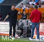 25.04.2026, Fussball 1. Bundesliga 2025/2026, 31.Spieltag, FC Augsburg - Eintracht Frankfurt, in der WWK-Arena Augsburg. Trainer Albert Riera (li, Eintracht Frankfurt) unzufrieden.
