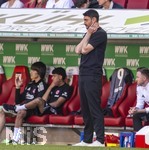 25.04.2026, Fussball 1. Bundesliga 2025/2026, 31.Spieltag, FC Augsburg - Eintracht Frankfurt, in der WWK-Arena Augsburg. Trainer Albert Riera (Eintracht Frankfurt) fassungslos.