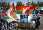 25.04.2026, Fussball 1. Bundesliga 2025/2026, 31.Spieltag, FC Augsburg - Eintracht Frankfurt, in der WWK-Arena Augsburg. Vor dem Spiel ein Vespa-Roller-Korso von FCA-Fans zum Stadion, hier gedenkt ein Fan an den verstorbenen Torhüter Alexander Manninger (ehemals FCA) mit einem Foto und Vereinsfahnen auf dem Moped vor dem Stadion.