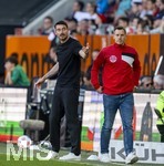 25.04.2026, Fussball 1. Bundesliga 2025/2026, 31.Spieltag, FC Augsburg - Eintracht Frankfurt, in der WWK-Arena Augsburg. Trainer Albert Riera (li, Eintracht Frankfurt) unzufrieden.