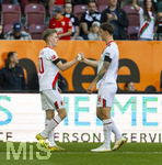 25.04.2026, Fussball 1. Bundesliga 2025/2026, 31.Spieltag, FC Augsburg - Eintracht Frankfurt, in der WWK-Arena Augsburg. Torjubel Anton Kade (li, FC Augsburg) shakehands mit Cedric Adrian Zesiger (FC Augsburg) 