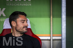 25.04.2026, Fussball 1. Bundesliga 2025/2026, 31.Spieltag, FC Augsburg - Eintracht Frankfurt, in der WWK-Arena Augsburg. Trainer Albert Riera (Eintracht Frankfurt) nachdenklich