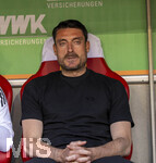 25.04.2026, Fussball 1. Bundesliga 2025/2026, 31.Spieltag, FC Augsburg - Eintracht Frankfurt, in der WWK-Arena Augsburg. Trainer Albert Riera (Eintracht Frankfurt) nachdenklich