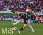 25.04.2026, Fussball 1. Bundesliga 2025/2026, 31.Spieltag, FC Augsburg - Eintracht Frankfurt, in der WWK-Arena Augsburg. Ellyes Skhiri (Eintracht Frankfurt) gegen Michael Gregoritsch (Augsburg) 