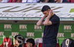 25.04.2026, Fussball 1. Bundesliga 2025/2026, 31.Spieltag, FC Augsburg - Eintracht Frankfurt, in der WWK-Arena Augsburg. Trainer Albert Riera (Eintracht Frankfurt) fassungslos.