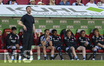25.04.2026, Fussball 1. Bundesliga 2025/2026, 31.Spieltag, FC Augsburg - Eintracht Frankfurt, in der WWK-Arena Augsburg. Trainer Albert Riera (Eintracht Frankfurt) in Rage