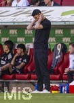 25.04.2026, Fussball 1. Bundesliga 2025/2026, 31.Spieltag, FC Augsburg - Eintracht Frankfurt, in der WWK-Arena Augsburg. Trainer Albert Riera (Eintracht Frankfurt) fassungslos.
