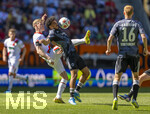25.04.2026, Fussball 1. Bundesliga 2025/2026, 31.Spieltag, FC Augsburg - Eintracht Frankfurt, in der WWK-Arena Augsburg. v.li: Anton Kade (FC Augsburg) gegen Nathaniel Brown (Eintracht Frankfurt) 