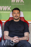 25.04.2026, Fussball 1. Bundesliga 2025/2026, 31.Spieltag, FC Augsburg - Eintracht Frankfurt, in der WWK-Arena Augsburg. Trainer Albert Riera (Eintracht Frankfurt) nachdenklich