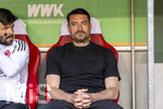25.04.2026, Fussball 1. Bundesliga 2025/2026, 31.Spieltag, FC Augsburg - Eintracht Frankfurt, in der WWK-Arena Augsburg. Trainer Albert Riera (Eintracht Frankfurt) nachdenklich
