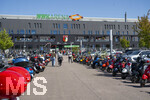25.04.2026, Fussball 1. Bundesliga 2025/2026, 31.Spieltag, FC Augsburg - Eintracht Frankfurt, in der WWK-Arena Augsburg. Vor dem Spiel ein Vespa-Roller-Korso von FCA-Fans zum Stadion, 