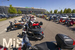 25.04.2026, Fussball 1. Bundesliga 2025/2026, 31.Spieltag, FC Augsburg - Eintracht Frankfurt, in der WWK-Arena Augsburg. Vor dem Spiel ein Vespa-Roller-Korso von FCA-Fans zum Stadion, 