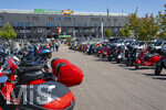 25.04.2026, Fussball 1. Bundesliga 2025/2026, 31.Spieltag, FC Augsburg - Eintracht Frankfurt, in der WWK-Arena Augsburg. Vor dem Spiel ein Vespa-Roller-Korso von FCA-Fans zum Stadion, 