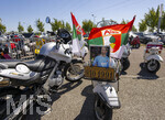 25.04.2026, Fussball 1. Bundesliga 2025/2026, 31.Spieltag, FC Augsburg - Eintracht Frankfurt, in der WWK-Arena Augsburg. Vor dem Spiel ein Vespa-Roller-Korso von FCA-Fans zum Stadion, hier gedenkt ein Fan an den verstorbenen Torhüter Alexander Manninger (ehemals FCA) mit einem Foto und Vereinsfahnen auf dem Moped vor dem Stadion.  
