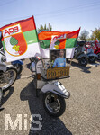 25.04.2026, Fussball 1. Bundesliga 2025/2026, 31.Spieltag, FC Augsburg - Eintracht Frankfurt, in der WWK-Arena Augsburg. Vor dem Spiel ein Vespa-Roller-Korso von FCA-Fans zum Stadion, hier gedenkt ein Fan an den verstorbenen Torhüter Alexander Manninger (ehemals FCA) mit einem Foto und Vereinsfahnen auf dem Moped vor dem Stadion.  