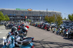 25.04.2026, Fussball 1. Bundesliga 2025/2026, 31.Spieltag, FC Augsburg - Eintracht Frankfurt, in der WWK-Arena Augsburg. Vor dem Spiel ein Vespa-Roller-Korso von FCA-Fans zum Stadion, 