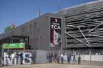 25.04.2026, Fussball 1. Bundesliga 2025/2026, 31.Spieltag, FC Augsburg - Eintracht Frankfurt, in der WWK-Arena Augsburg.  Aussenansicht der WWK-Arena vor dem Spiel.