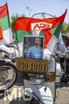 25.04.2026, Fussball 1. Bundesliga 2025/2026, 31.Spieltag, FC Augsburg - Eintracht Frankfurt, in der WWK-Arena Augsburg. Vor dem Spiel ein Vespa-Roller-Korso von FCA-Fans zum Stadion, hier gedenkt ein Fan an den verstorbenen Torhüter Alexander Manninger (ehemals FCA) mit einem Foto und Vereinsfahnen auf dem Moped vor dem Stadion.  