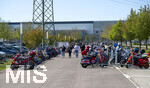 25.04.2026, Fussball 1. Bundesliga 2025/2026, 31.Spieltag, FC Augsburg - Eintracht Frankfurt, in der WWK-Arena Augsburg. Vor dem Spiel ein Vespa-Roller-Korso von FCA-Fans zum Stadion, 