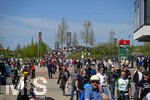 25.04.2026, Fussball 1. Bundesliga 2025/2026, 31.Spieltag, FC Augsburg - Eintracht Frankfurt, in der WWK-Arena Augsburg.  Aussenansicht vor der WWK-Arena vor dem Spiel. Die Fans strömen in Scharen über die Brücke zum Spiel.