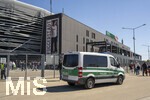 25.04.2026, Fussball 1. Bundesliga 2025/2026, 31.Spieltag, FC Augsburg - Eintracht Frankfurt, in der WWK-Arena Augsburg.  Aussenansicht der WWK-Arena vor dem Spiel. Polizei patrouliert vor dem Stadion