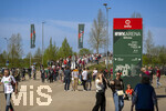 25.04.2026, Fussball 1. Bundesliga 2025/2026, 31.Spieltag, FC Augsburg - Eintracht Frankfurt, in der WWK-Arena Augsburg.  Aussenansicht vor der WWK-Arena vor dem Spiel. Die Fans strömen in Scharen über die Brücke zum Spiel.