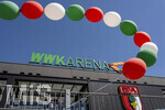 25.04.2026, Fussball 1. Bundesliga 2025/2026, 31.Spieltag, FC Augsburg - Eintracht Frankfurt, in der WWK-Arena Augsburg.  Aussenansicht der WWK-Arena vor dem Spiel. Luftballone in den Vereinsfarben Rot Grün Weiss hängen am Zaun vor der Arena.
