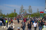 25.04.2026, Fussball 1. Bundesliga 2025/2026, 31.Spieltag, FC Augsburg - Eintracht Frankfurt, in der WWK-Arena Augsburg.  Aussenansicht vor der WWK-Arena vor dem Spiel. Die Fans strömen in Scharen über die Brücke zum Spiel.