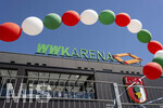 25.04.2026, Fussball 1. Bundesliga 2025/2026, 31.Spieltag, FC Augsburg - Eintracht Frankfurt, in der WWK-Arena Augsburg.  Aussenansicht der WWK-Arena vor dem Spiel. Luftballone in den Vereinsfarben Rot Grün Weiss hängen am Zaun vor der Arena.