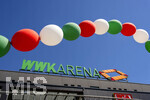 25.04.2026, Fussball 1. Bundesliga 2025/2026, 31.Spieltag, FC Augsburg - Eintracht Frankfurt, in der WWK-Arena Augsburg.  Aussenansicht der WWK-Arena vor dem Spiel. Luftballone in den Vereinsfarben Rot Grün Weiss hängen am Zaun vor der Arena.