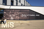 25.04.2026, Fussball 1. Bundesliga 2025/2026, 31.Spieltag, FC Augsburg - Eintracht Frankfurt, in der WWK-Arena Augsburg.  Aussenansicht der WWK-Arena vor dem Spiel. Am Fanshop ein Gedenkbild: Ruhe in Frieden Alex (Manninger), Andenken an den verstorbenen Ex-Torhüter 