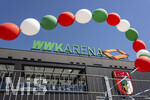 25.04.2026, Fussball 1. Bundesliga 2025/2026, 31.Spieltag, FC Augsburg - Eintracht Frankfurt, in der WWK-Arena Augsburg.  Aussenansicht der WWK-Arena vor dem Spiel. Luftballone in den Vereinsfarben Rot Grün Weiss hängen am Zaun vor der Arena.