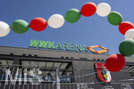 25.04.2026, Fussball 1. Bundesliga 2025/2026, 31.Spieltag, FC Augsburg - Eintracht Frankfurt, in der WWK-Arena Augsburg.  Aussenansicht der WWK-Arena vor dem Spiel. Luftballone in den Vereinsfarben Rot Grün Weiss hängen am Zaun vor der Arena.