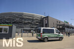 25.04.2026, Fussball 1. Bundesliga 2025/2026, 31.Spieltag, FC Augsburg - Eintracht Frankfurt, in der WWK-Arena Augsburg.  Aussenansicht der WWK-Arena vor dem Spiel. Polizei patrouliert vor dem Stadion 
